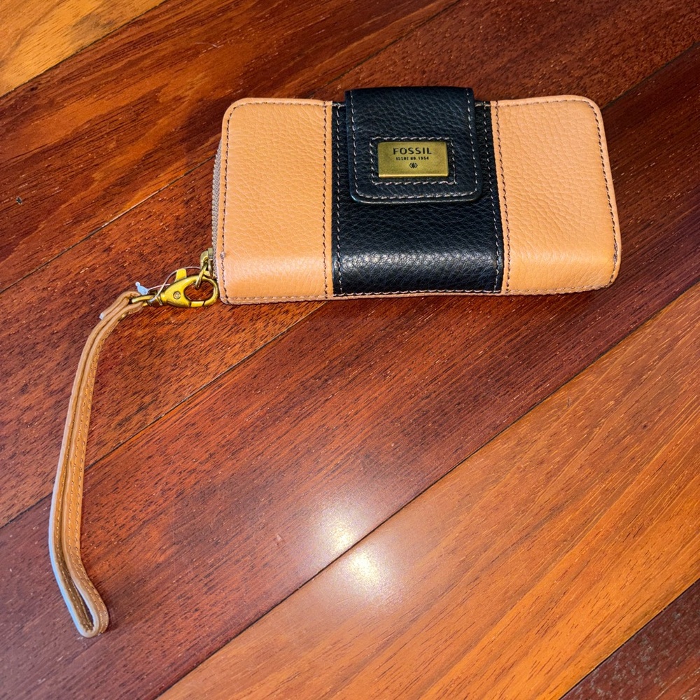 Fossil Tan and Black Wristlet Wallet